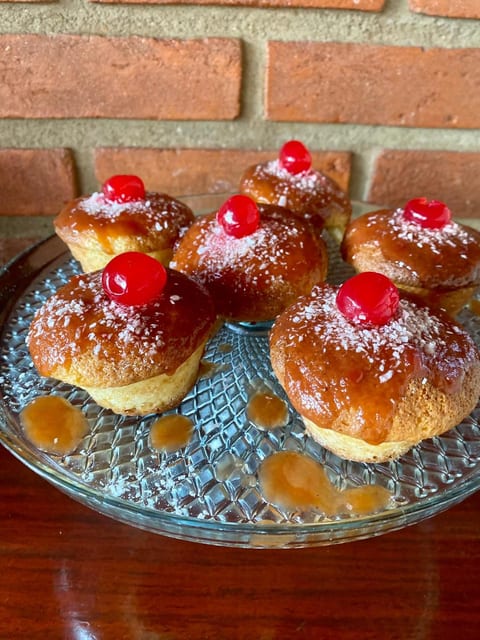 Bolinhos caseiros com cereja do café da manhã da Pousada do Figa