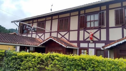 Casa principal em estilo enxaimel da Pousada do Figa, em Maringá, Visconde de Mauá